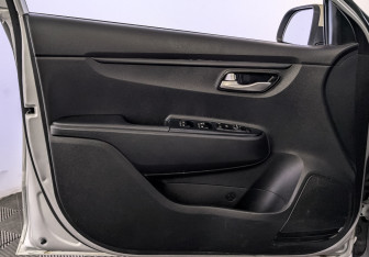 Подержанный автомобиль Kia Rio Hatchback 2021 года (18 фото)