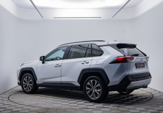 Подержанный автомобиль Toyota RAV4 2024 года (7 фото)