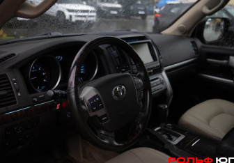 Подержанный автомобиль Toyota Land Cruiser Suv 2010 года (11 фото)