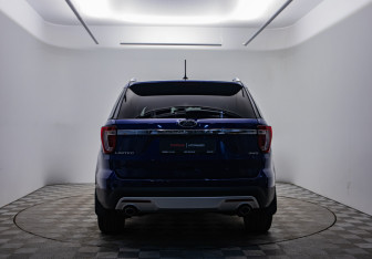 Подержанный автомобиль Ford Explorer 2017 года (6 фото)