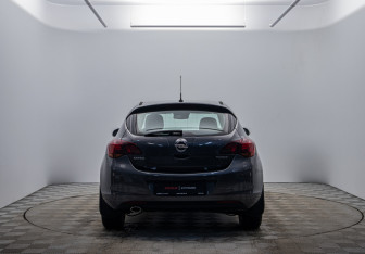 Подержанный автомобиль Opel Astra Hatchback 2011 года (6 фото)