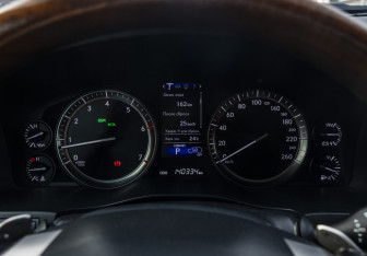 Подержанный автомобиль Lexus LX 2016 года (11 фото)
