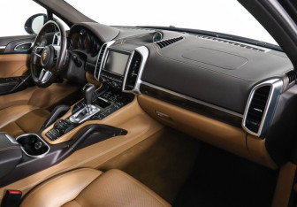 Подержанный автомобиль Porsche Cayenne 2014 года (10 фото)