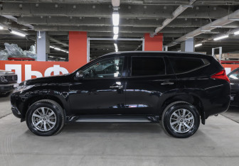 Подержанный автомобиль Mitsubishi Pajero Sport 2018 года (12 фото)