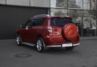 Подержанный автомобиль Toyota RAV4 2010 года (7 фото)