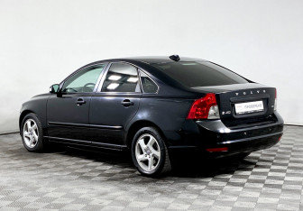 Подержанный автомобиль Volvo S40 2010 года (7 фото)