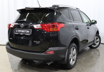 Подержанный автомобиль Toyota RAV4 2015 года (4 фото)