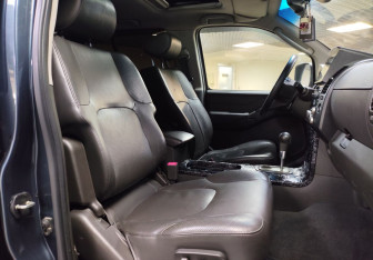 Подержанный автомобиль Nissan Pathfinder 2008 года (15 фото)