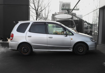 Подержанный автомобиль Toyota Corolla Spacio 2000 года (4 фото)