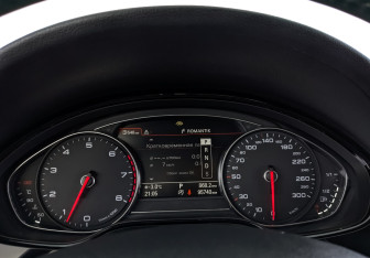 Подержанный автомобиль Audi A8 2013 года (16 фото)