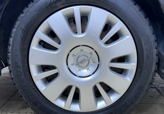 Подержанный автомобиль Opel Astra Hatchback 2011 года (15 фото)