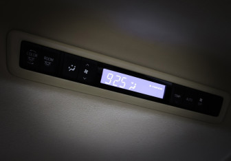 Подержанный автомобиль Toyota Alphard 2018 года (23 фото)