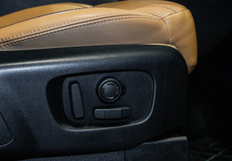 Подержанный автомобиль Land Rover Discovery 2017 года (8 фото)