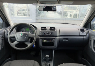 Подержанный автомобиль Skoda Fabia Hatchback 2012 года (11 фото)