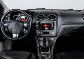 Подержанный автомобиль Ford Focus Hatchback 2010 года (11 фото)