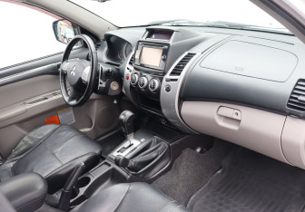 Подержанный автомобиль Mitsubishi Pajero Sport 2014 года (10 фото)