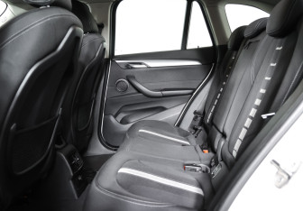 Подержанный автомобиль BMW X1 2015 года (12 фото)