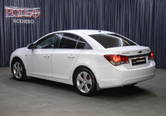 Подержанный автомобиль Chevrolet Cruze Sedan 2011 года (7 фото)