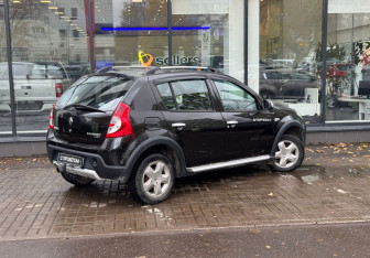 Подержанный автомобиль Renault Sandero 2013 года (8 фото)