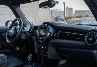Подержанный автомобиль MINI Hatch 2020 года (13 фото)