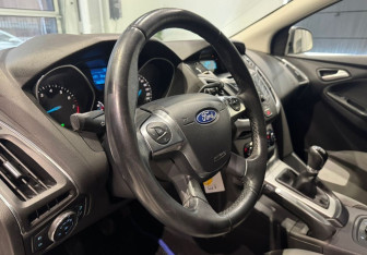 Подержанный автомобиль Ford Focus Hatchback 2012 года (12 фото)