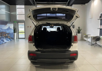 Подержанный автомобиль Kia Sorento 2012 года (7 фото)