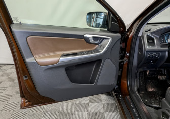 Подержанный автомобиль Volvo XC60 2014 года (19 фото)