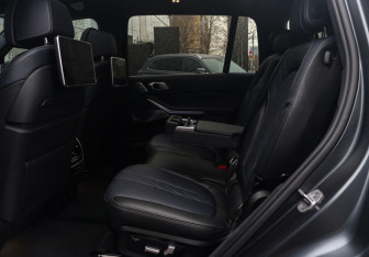 Подержанный автомобиль BMW X7 2020 года (10 фото)
