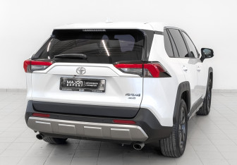 Подержанный автомобиль Toyota RAV4 2022 года (5 фото)