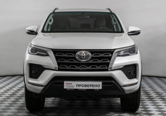 Подержанный автомобиль Toyota Fortuner 2021 года (2 фото)