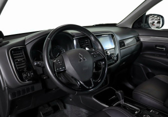 Подержанный автомобиль Mitsubishi Outlander 2019 года (7 фото)