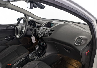 Подержанный автомобиль Ford Fiesta Sedan 2015 года (8 фото)
