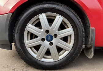 Подержанный автомобиль Ford Fiesta Hatchback 2006 года (9 фото)