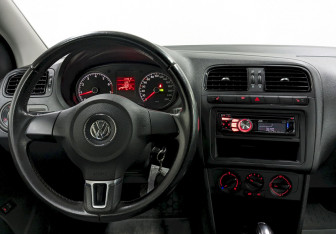 Подержанный автомобиль Volkswagen Polo Sedan 2011 года (21 фото)