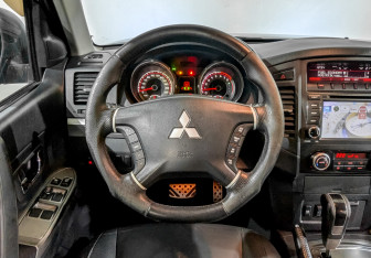 Подержанный автомобиль Mitsubishi Pajero 2011 года (22 фото)