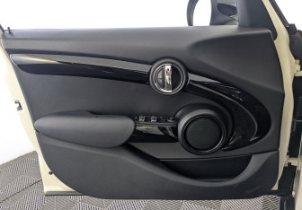 Подержанный автомобиль MINI Hatch 2019 года (19 фото)