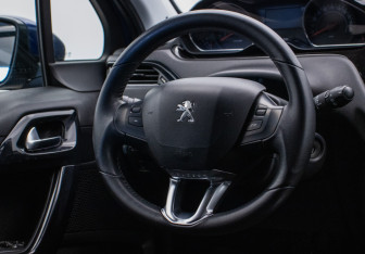 Подержанный автомобиль Peugeot 208 2014 года (15 фото)