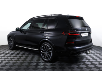 Подержанный автомобиль BMW X7 2023 года (7 фото)