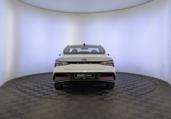 Подержанный автомобиль Hyundai Elantra Sedan 2023 года (6 фото)
