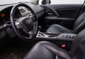 Подержанный автомобиль Toyota Avensis Sedan 2011 года (10 фото)