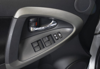 Подержанный автомобиль Toyota RAV4 2011 года (19 фото)