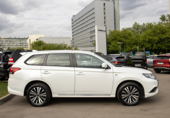 Подержанный автомобиль Mitsubishi Outlander 2022 года (3 фото)