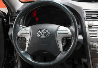 Подержанный автомобиль Toyota Camry Sedan 2011 года (17 фото)