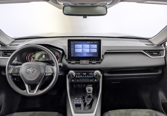 Подержанный автомобиль Toyota RAV4 2022 года (14 фото)