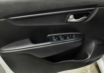 Подержанный автомобиль Kia Rio Sedan 2018 года (14 фото)