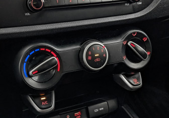 Подержанный автомобиль Kia Rio Hatchback 2018 года (21 фото)