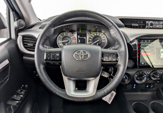 Подержанный автомобиль Toyota Hilux 2020 года (21 фото)