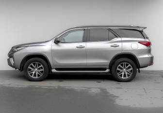 Подержанный автомобиль Toyota Fortuner 2020 года (8 фото)