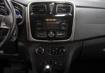 Подержанный автомобиль Renault Sandero 2016 года (15 фото)