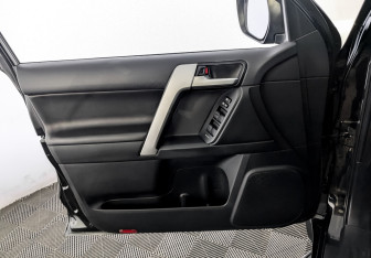 Подержанный автомобиль Toyota Land Cruiser Prado 2021 года (19 фото)